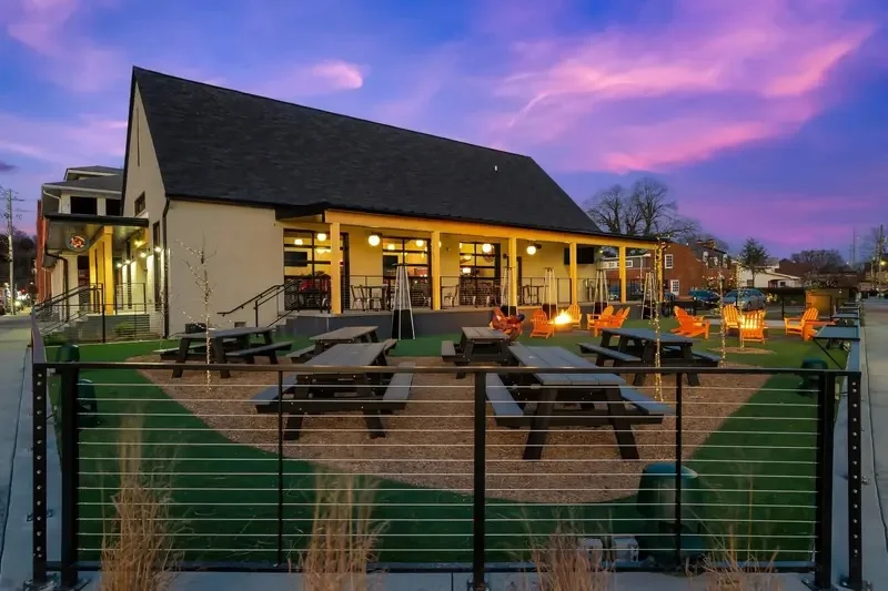 Pinchy's Lobster and Rawbar dining exterior