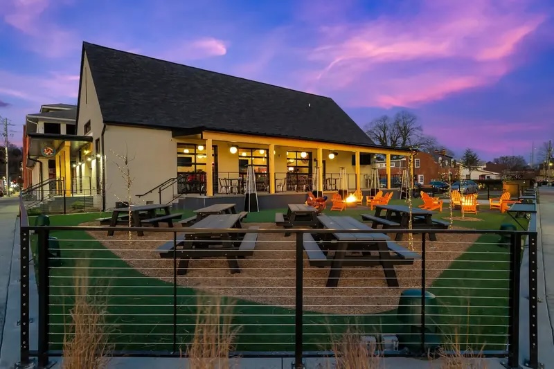 Pinchy's Lobster and Rawbar dining exterior